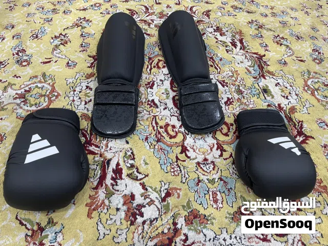 قفازات ملاكمة  جديده و نظيفه  للبيع التواصل واتساب فقط    شنكار الساق / قصبة الساق جديده و نظيفه
