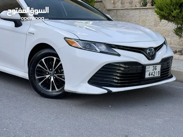 تويوتا كامري هايبرد 2020 لون لؤلؤي مميز. بطاريه ليثيوم فحص. 7 جيد جمرك جديد بحال الوكاله