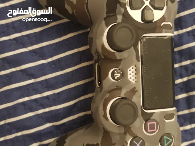 يد بلاي ستيشن 4 مع كفر باللون الابيض اليده