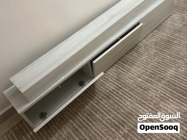 طاولة تلفزيون تعليق مع رف وخلفية للتلفزيون