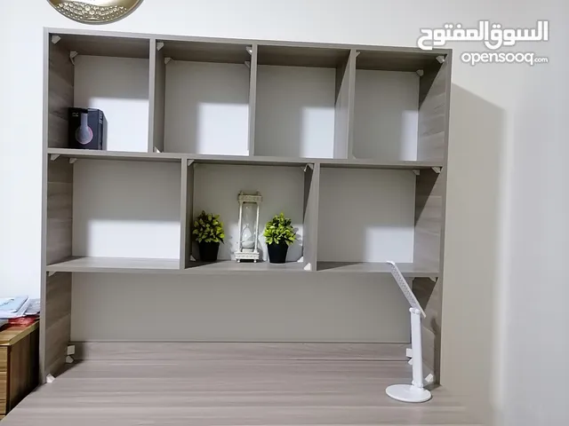 مكتب للبيع سعره 155 عالي الجودة جديد مستعمل شهرين فقط وجرار بمفتاح......