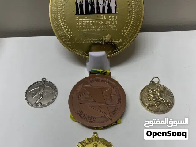 درع وميداليات عدد خمس