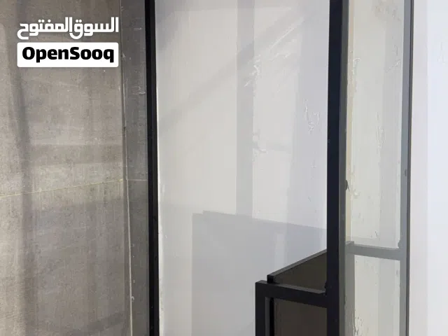 تسريحة وطاولتين جانبية