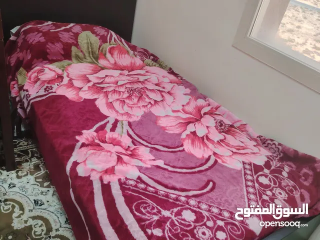 سرير مفرد Ikeaاستخدام اقل من سنة مع المرتبة
