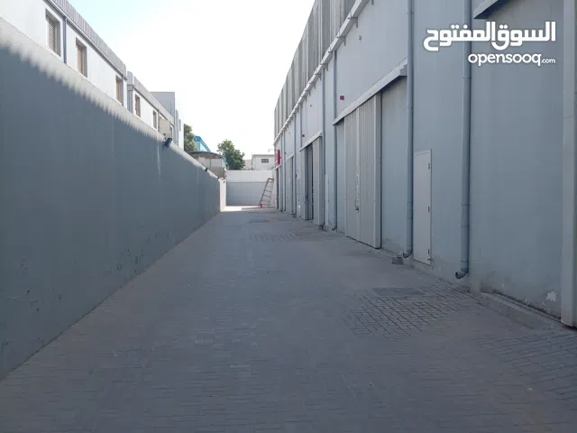 مجمع مستودعات للإيجار في أم القيوين المنطقة الصناعية الجديدة مكونه من 12 شبره