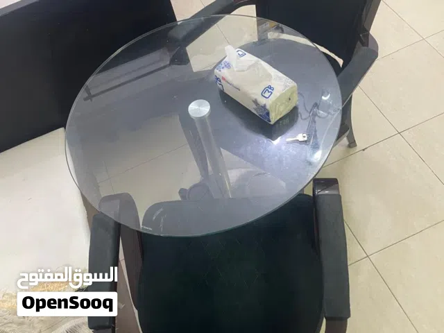طاولة وكرسيين