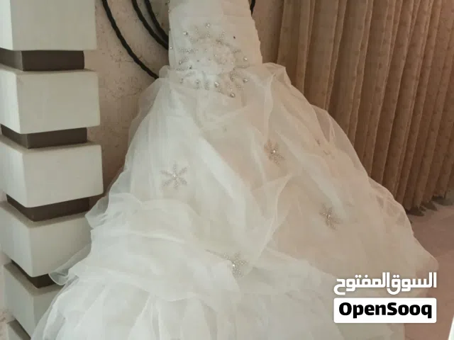 فستان زفاف استخدام مرة واحدة البيع.موديل سمكة على حجم الجسم مع الطرحة والبرنص
