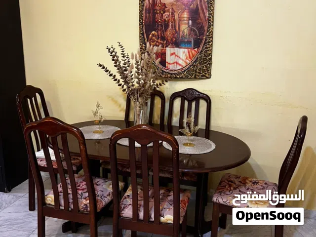 طاولة وكراسي