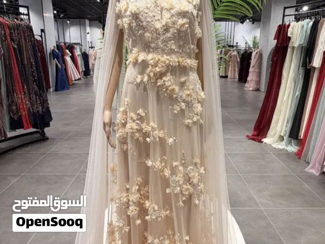 فستان كريمي جديد