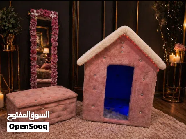 بيت اطفال مع صندوق لحفظ الأغراض و في نفس الوقت كرسي و معهم مرأة محاطة بالورود هدية مع الطقم