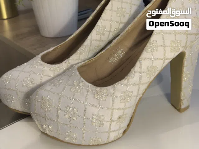 حذاء عروسه ابيض لماع مستخدم ساعات قليله  مقاس 39