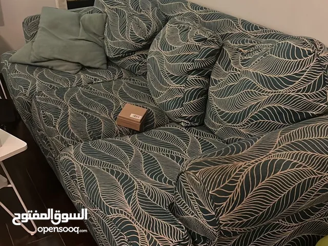 للبيع طقم جلسة منزلية (كنبة كبيرة + 2 كراسي مفردة) مريحة وبسعر مناسب – تحتاج تنظيف