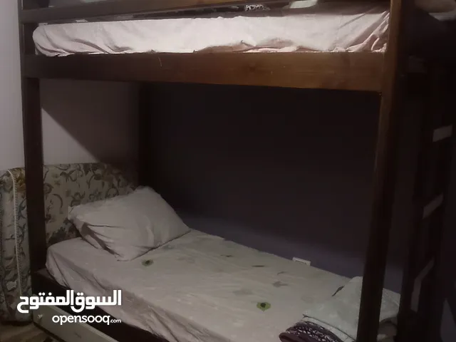 سرير طابقين خشب زان مع المراتب حالة جيدة وعدد 2 دولاربين خشب
