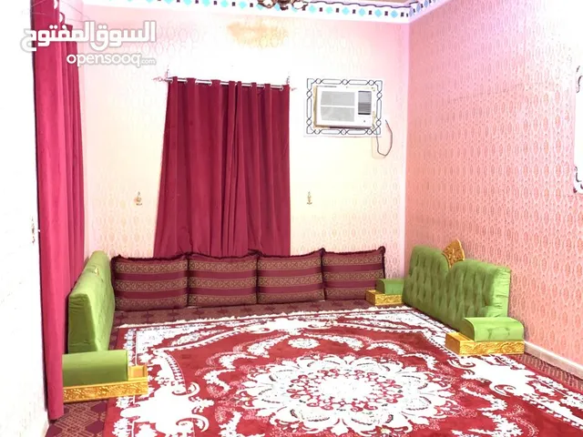 بيت للإيجار اليومي ف الأشخرة مقابل البحر غرفتين وحمامين وصالة  وكذلك يتوفر غرفة مع حمام مدخل خاص بها