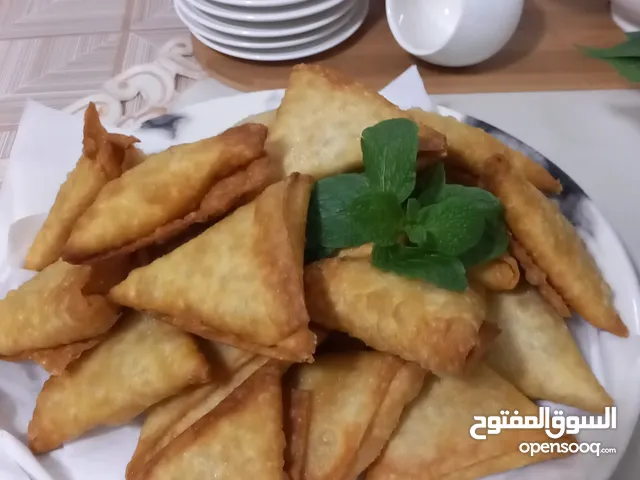 كبة وسمبوسة ورولات مسخن وكعك