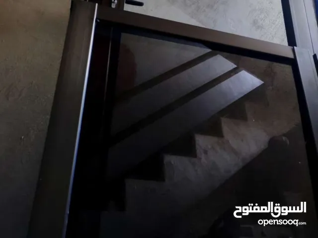 شباك المنيوم لون شمباني زجاج مطفي بحالة ممتازة للبيع بسعر حرق شباك المنيوم لون شمباني زجاج مطفي