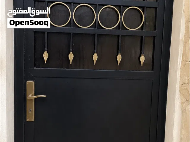 ابواب خارجية عدد 2 بحالة جيدة