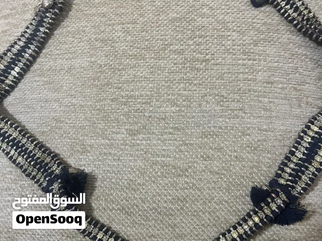 عقد ستاتي قديم من القماش والنحاس شغل يدوي وتعاليق عملات قديمه وروش من الراتنج 20 دينار