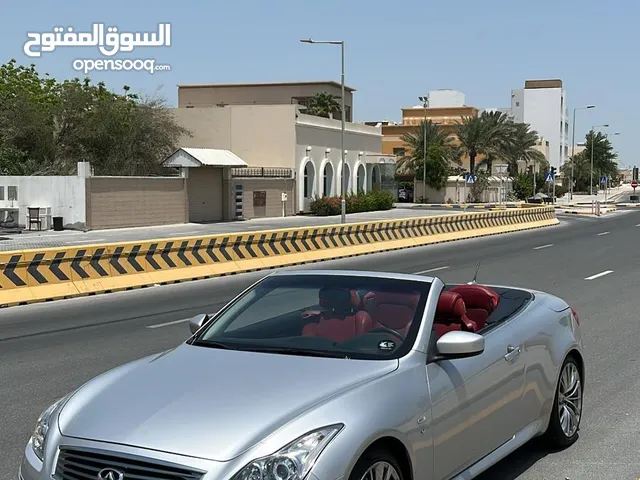 للبيع انفنتي Q60 converible ( رقم التواصل في الوصف ) اللون : رصاصي الداخليه : احمر موديل : 2015