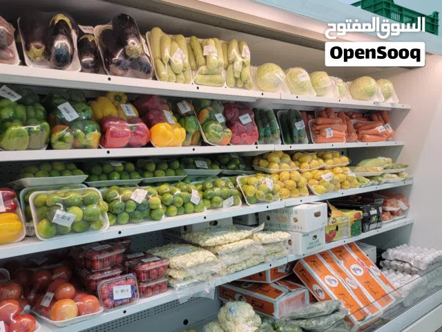 فرصه استثماريه مغريه جدا محل خضروات وفواكه ومواد غذائيه بكامل معداته في قلب بوشر وسط مسقط