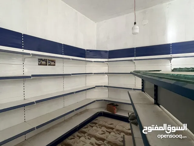 سكافريات وثلاجة عرض وسلات وغزانات صابون نظاف