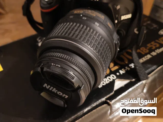 للبيع كامره نيكون D5200 مع عدسة الأصلية وشحن أصلي استعمال مرتين فقط