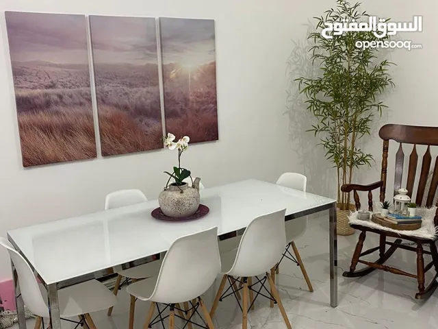 طاولة طعام مع الكراسي راقية ومريحة