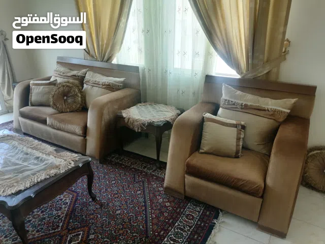 طقم كنب نحاسي خشب ثقيل وبحالة ممتازة