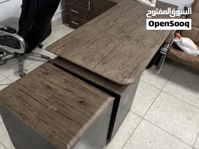 طاولة مكتب مع كراسي للبيع — نظيفة واستخدام خفيف