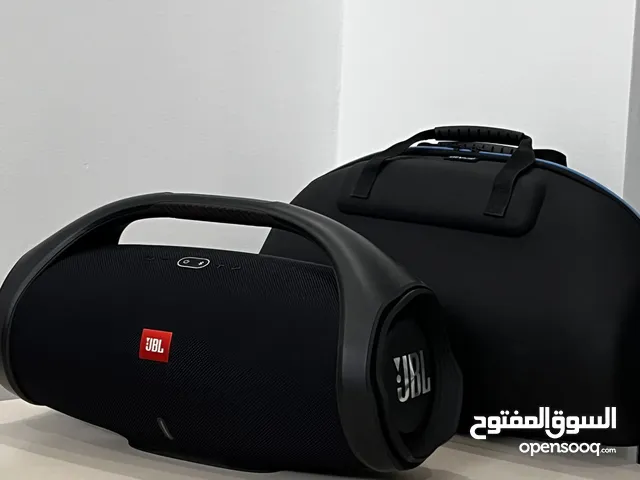 مكبر صوت جي بي إل بوم بوكس 2 المحمول المقاوم للماء بتقنية البلوتوث مع حافظة ديڤي! الصلبة - أسود
