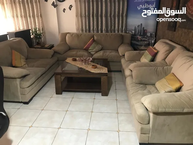 طقم جلوس 7 مقاعد لون بيج بحالة جيدة