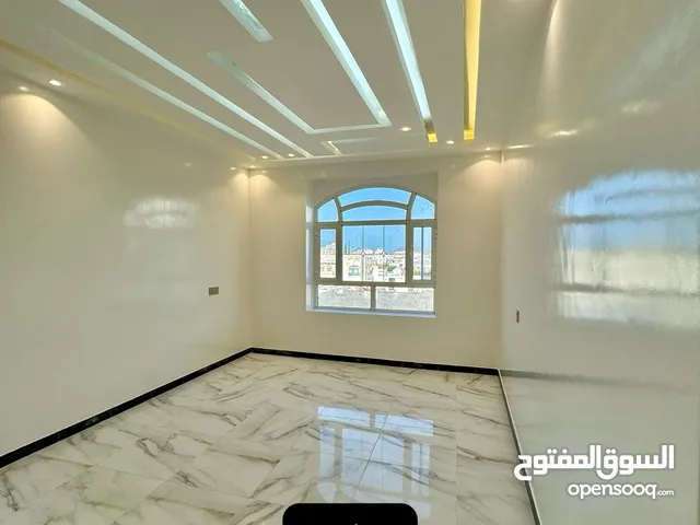 شقة 4 غرف ملكي فاخرة دافية - الموقع جوار الجآمعة اللبنانية