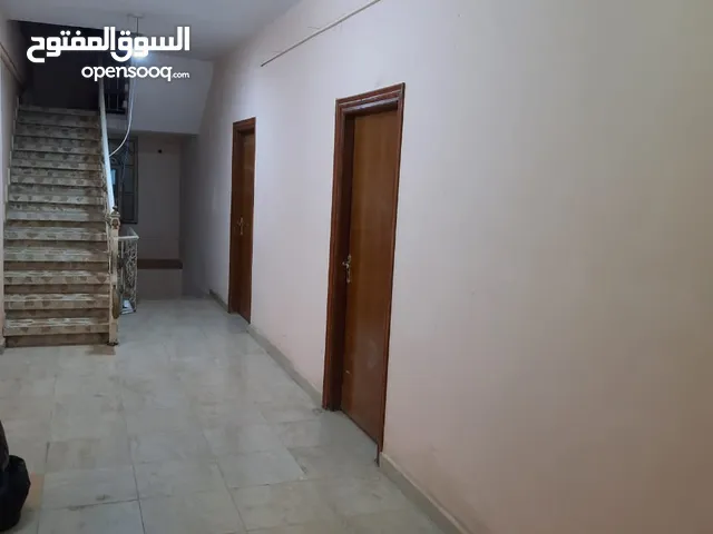بناية تجارية للبيع في القبلة بين سوق المسطر والسوق الكبير واردها 1400مع 4عيادات فارغه للايجار مع برج