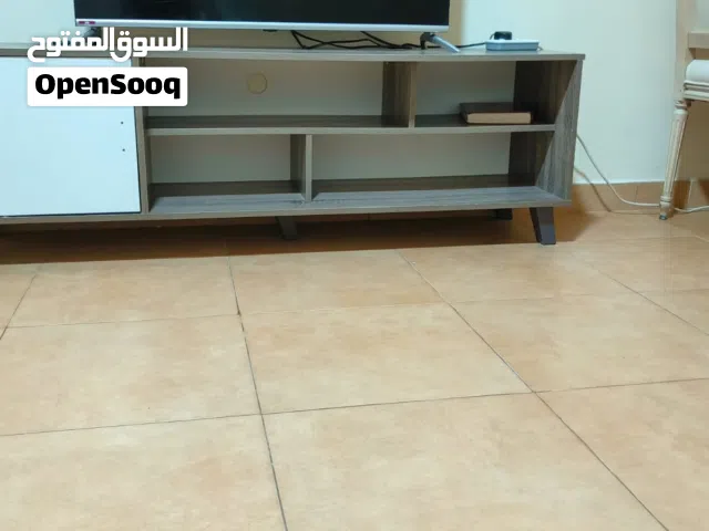 ميز تلفزيون للبيع