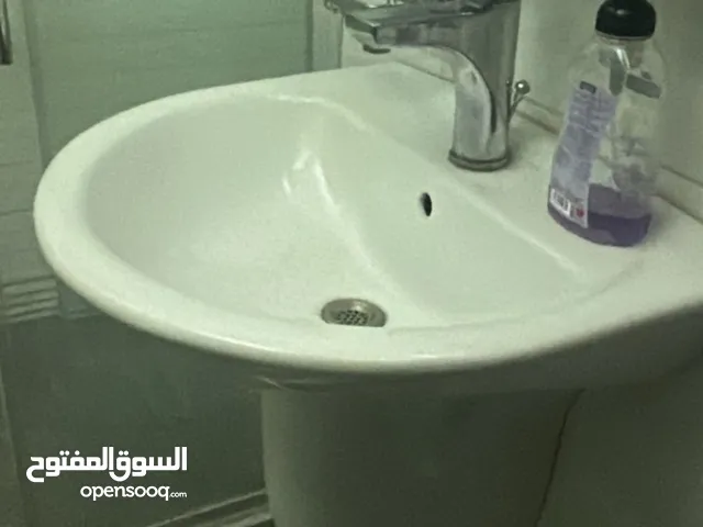 مغسلة تعلق بحالة جديدة بدون البطارية