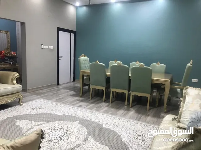 للبيع فيلا طابقين+شقتين،الأرض تم تحويلها سكني تجاري في المعبيله الشقق مؤجره وممكن تأجير الفيلا تجاري