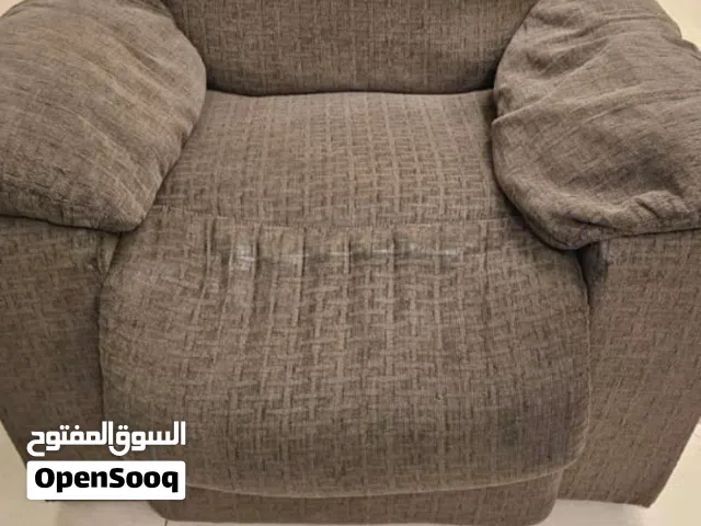 كنب ركلاينر مستعمل بحاله جيدا جدا لون رمادي ستة مقاعد تصميم عريض ومريح