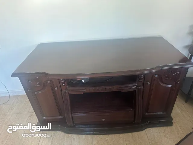 خزانة تلفزيون و خزانة أحذية و كورنر و ثلاث طريبازات استخدام بسيط بسبب الاغتراب بحالة ممتازة التواصل