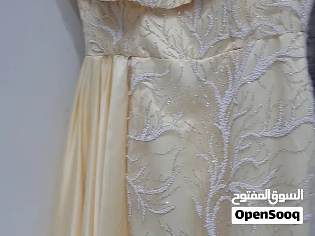 فساتين راقيه وناعمه للبيع بأسعار تنافسيه