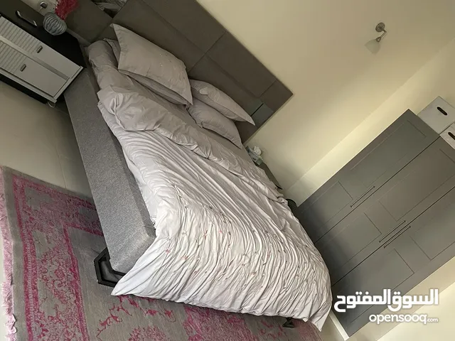 غرفه نوم سرير مع تسريحة