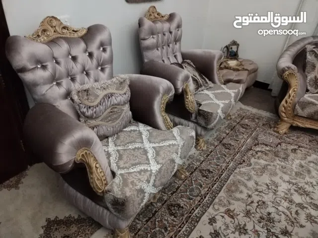 طخم قنفات تركي المنشآ ملكي 10 نفر  (3+3+1+1+1+1) نظيف جدا يتحوي ع طاوله وسط و3 متنقله