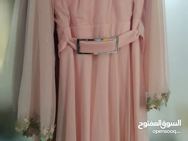 للبيع فستان وردي أنيق – قياس 40 القماش: شيفون مبطن بالكامل الكمّام: تصميم ناعم مع تطريز ورد مبطن