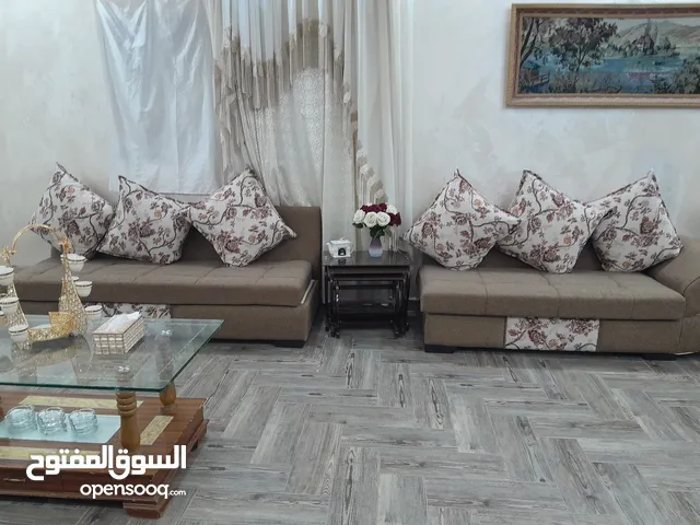 مقاعد جلوس مكونه من 5 مقاعد