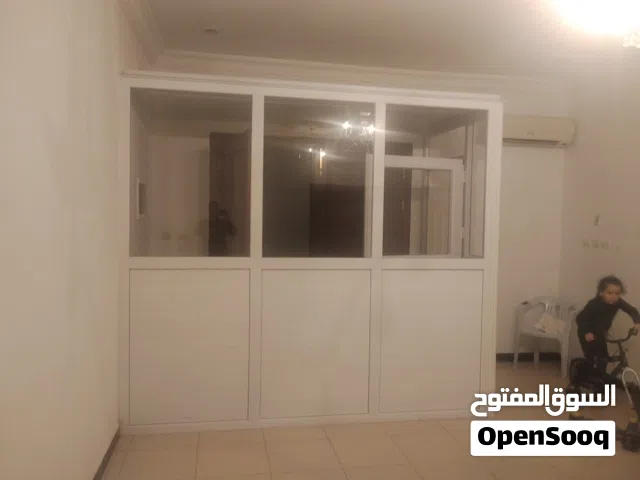 بي في سي اللون ابيض