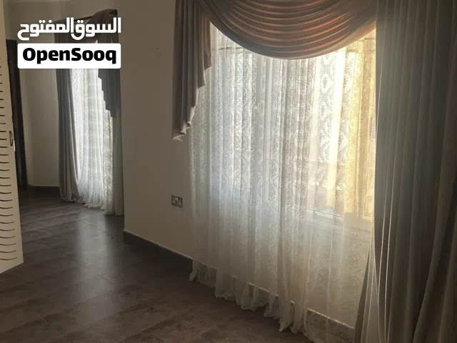 ستائر جميلة و في حالة جيدة