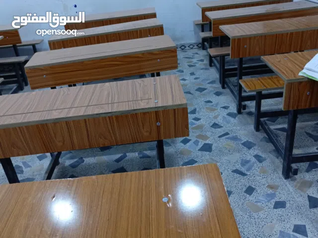 اثاث مكتبي  نظيف متكون من رحلات ولوكر وقنفات وميز عدد 2 وبردات  وكاميرات