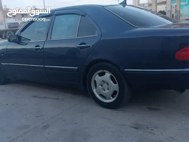 مرسيدس عيون