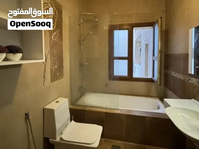 شقة ارضية مؤثثة للايجار منطقة : بن عاشور بالقرب من سوق المثلث وحلويات الساحل
