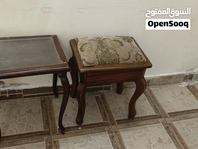 طاولة خشب نظيف جدا