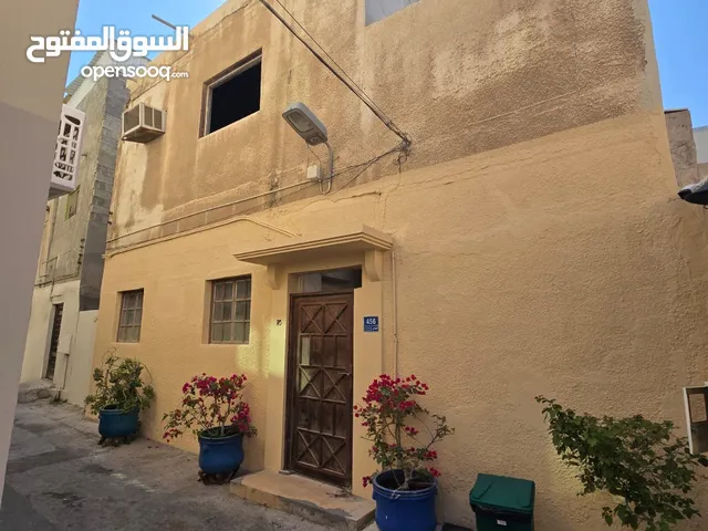 منزل آيل للسقوط للبيع في منطقة المحرق (فريج الزياينة)